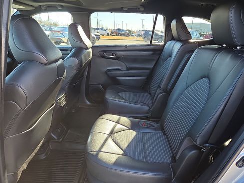 Used 2023 Toyota Highlander XSE image 11