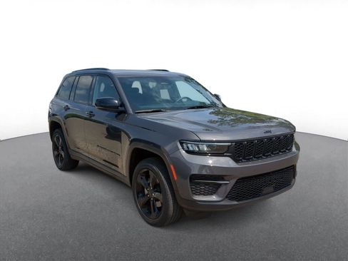 Used 2023 Jeep Grand Cherokee Altitude AWD/4WD image 2