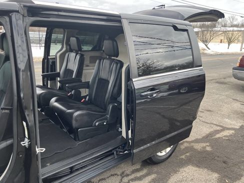 Used 2018 Dodge Grand Caravan SXT image 17