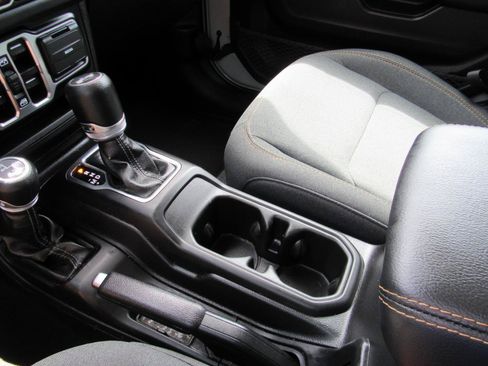 Used 2024 Jeep Wrangler Unlimited Sahara w/ Technology Group AWD/4WD image 7