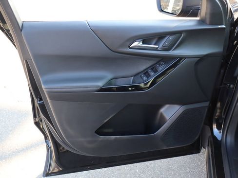 Used 2025 Chevrolet Equinox LT w/ Safety and Technology Package image 9