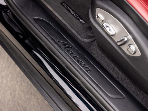 Certified 2025 Porsche Macan AWD/4WD image 28