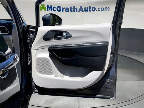 Used 2023 Chrysler Pacifica Touring-L FWD image 32