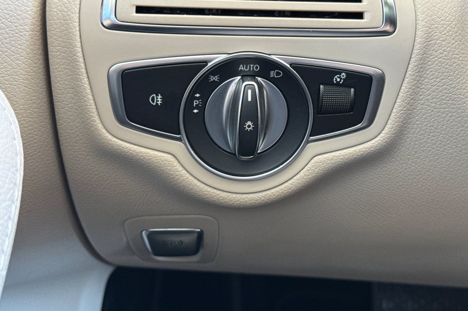 Used 2019 Mercedes-Benz C 300 4MATIC Sedan image 36