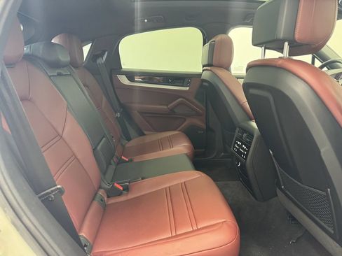 Used 2025 Porsche Cayenne S AWD/4WD image 18