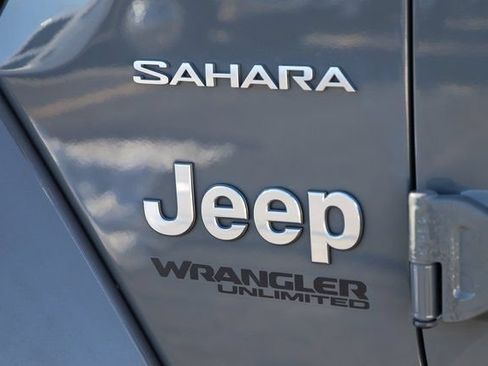 Used 2018 Jeep Wrangler Unlimited Sahara w/ Dual Top Group AWD/4WD image 3