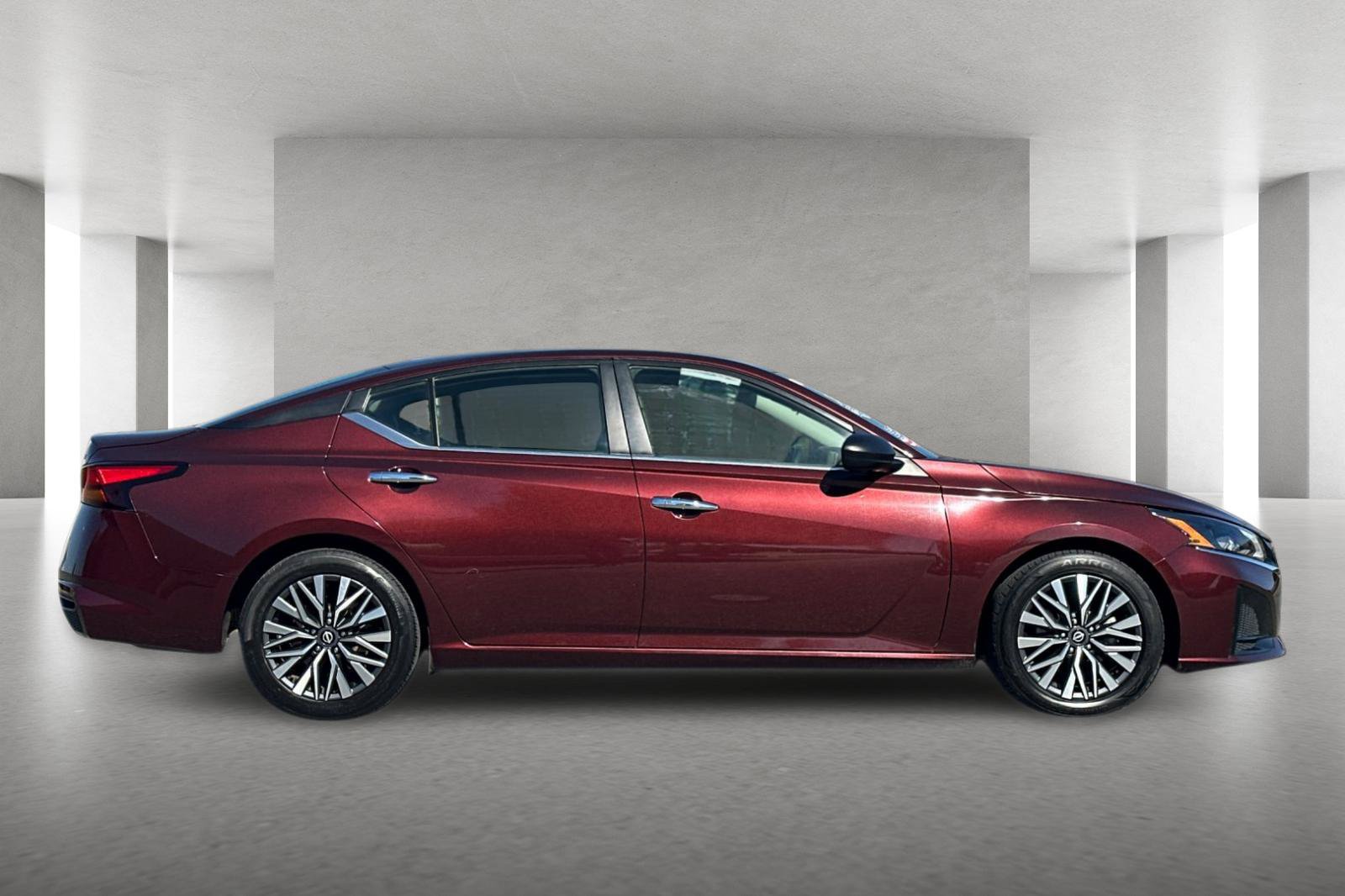 Used 2024 Nissan Altima 2.5 SV FWD image 3