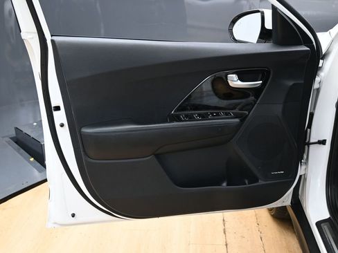 Used 2022 Kia Niro EX Premium w/ Cold Weather Package FWD image 39