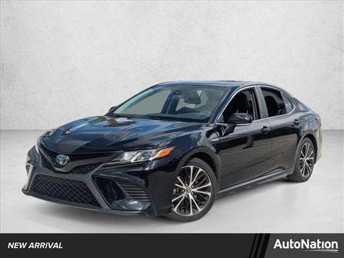 Certified 2019 Toyota Camry SE w/ Sunroof Package image 1