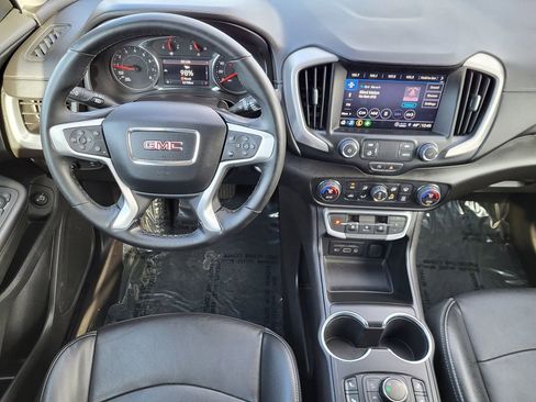 Used 2024 GMC Terrain SLT image 3
