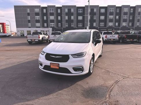 Used 2025 Chrysler Pacifica Select image 1