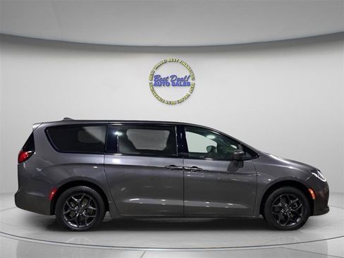 Used 2018 Chrysler Pacifica Touring Plus w/ S Appearance Package FWD image 6