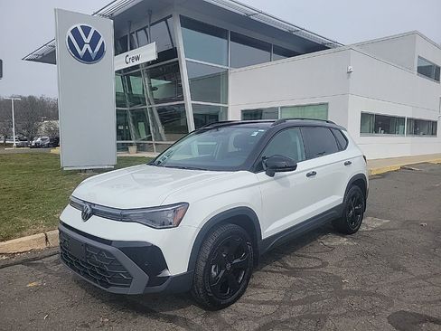 Certified 2025 Volkswagen Taos SE image 1