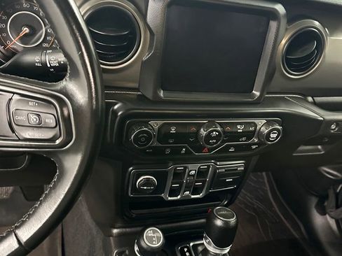 Used 2022 Jeep Gladiator Willys image 16