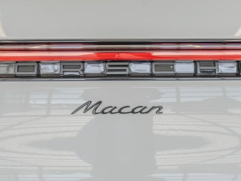 Used 2023 Porsche Macan AWD/4WD image 22