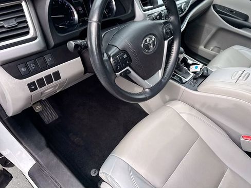 Used 2019 Toyota Highlander XLE image 5