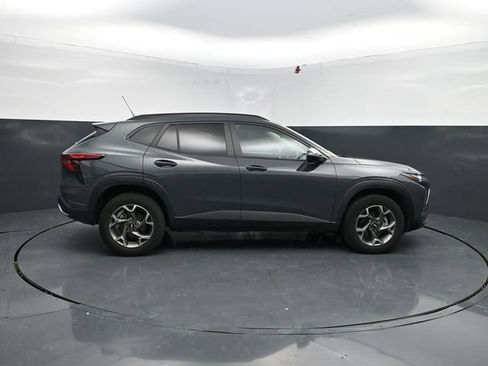 Used 2025 Chevrolet Trax LT FWD image 11