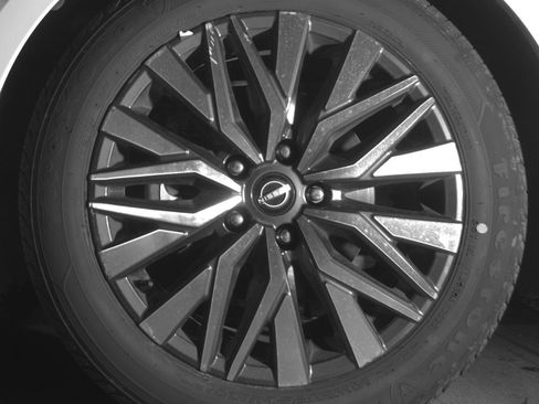 Used 2025 Nissan Altima 2.5 SV FWD image 12