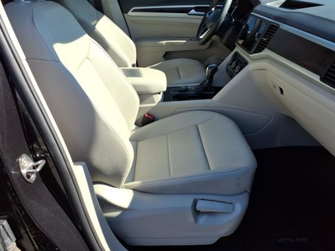 Used 2021 Volkswagen Atlas SE w/ Panoramic Sunroof Package image 9