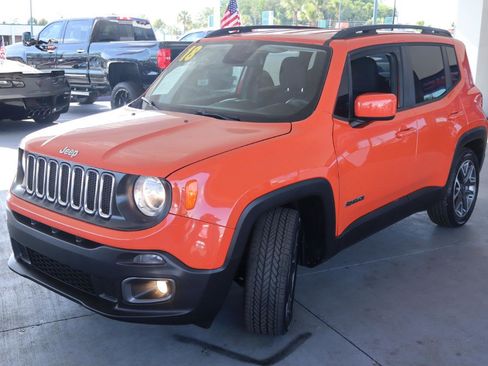 Used 2018 Jeep Renegade Latitude w/ Popular Equipment Group FWD image 9