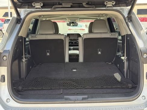 Used 2021 Toyota Highlander XLE AWD/4WD image 35