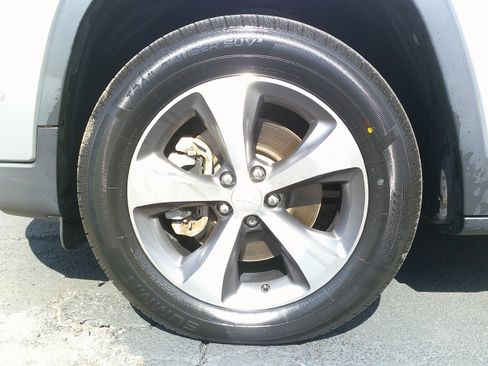 Used 2021 Jeep Cherokee Limited image 12