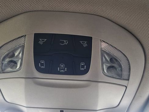 Used 2023 Chrysler Pacifica Limited FWD image 41