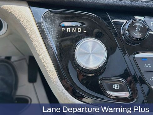 Used 2018 Chrysler Pacifica Limited w/ Tire & Wheel Group FWD image 22