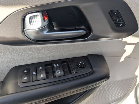 Used 2024 Chrysler Pacifica Touring-L image 29