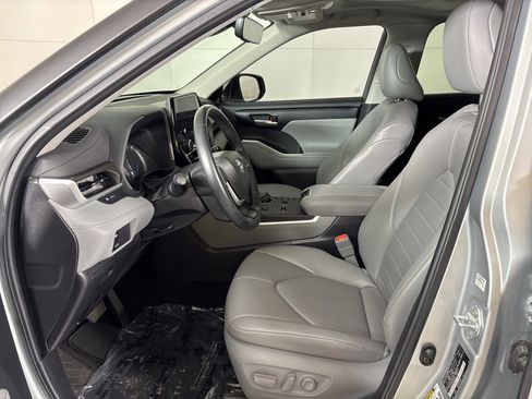 Used 2023 Toyota Highlander XLE image 16