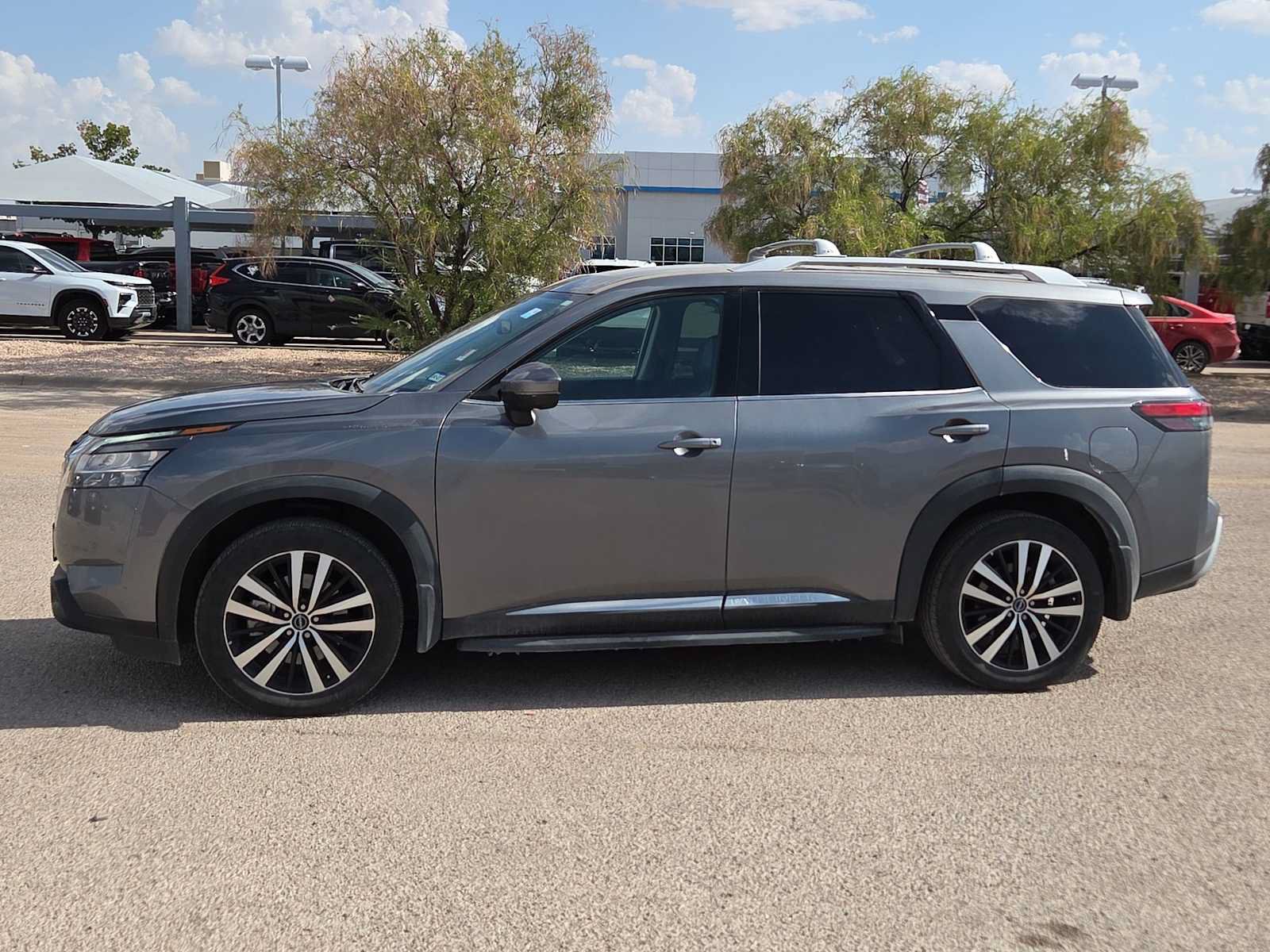 Used 2024 Nissan Pathfinder Platinum FWD image 5