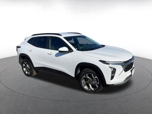 Used 2025 Chevrolet Trax LT image 2