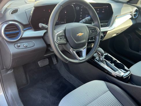 Used 2025 Chevrolet Trax LT w/ LT Convenience Package FWD image 16