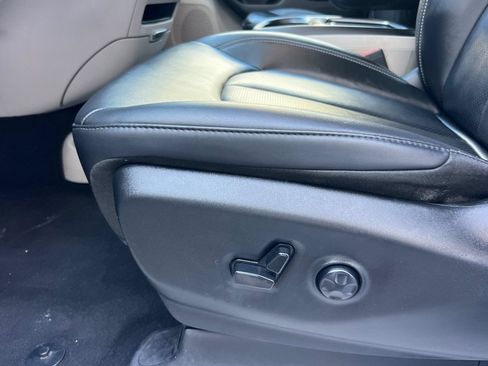 Used 2024 Chrysler Pacifica Touring-L FWD image 13