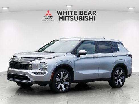 Used 2025 Mitsubishi Outlander SE AWD/4WD image 2