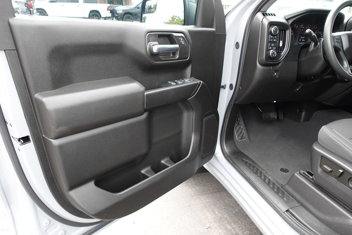 Used 2024 Chevrolet Silverado 1500 Custom w/ Dark Appearance Package AWD/4WD image 15