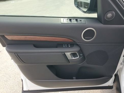 Used 2024 Land Rover Discovery Dynamic SE AWD/4WD image 21