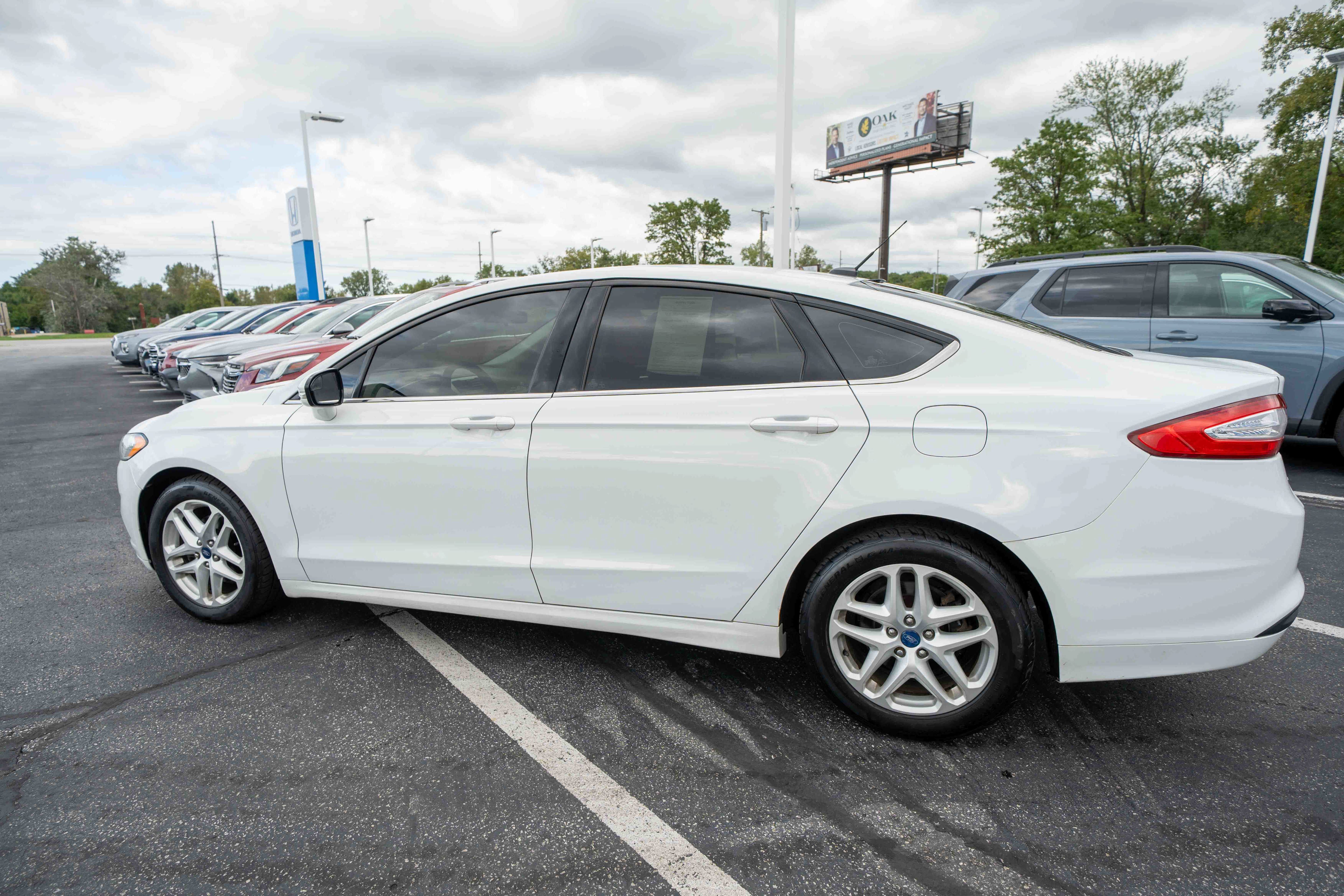 Used 2014 Ford Fusion SE FWD image 4