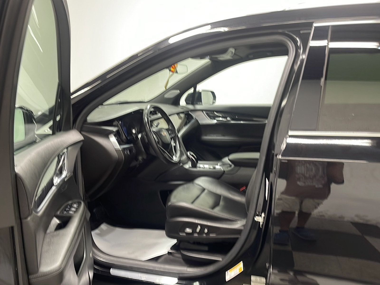 Used 2023 Cadillac XT6 Premium Luxury AWD/4WD image 2