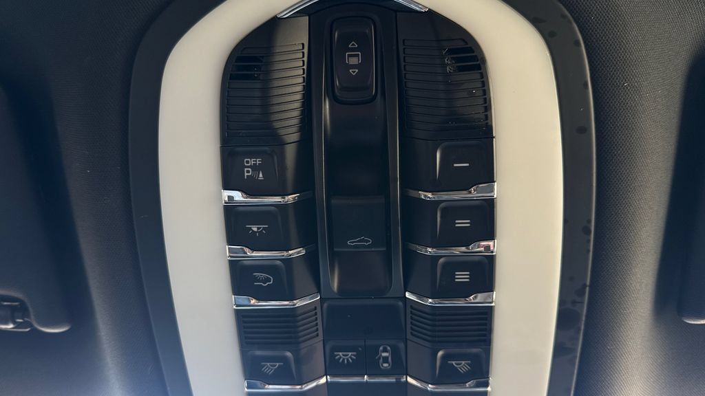 Used 2019 Porsche Macan AWD/4WD image 41