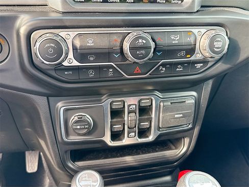 Used 2021 Jeep Wrangler Unlimited Sahara image 17