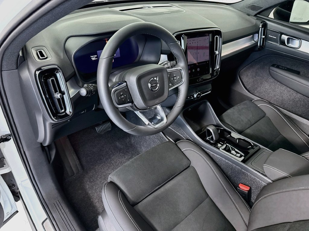Used 2026 Volvo XC40 B5 Ultra w/ Climate Package AWD/4WD image 9