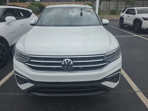 Used 2022 Volkswagen Tiguan SE FWD image 2