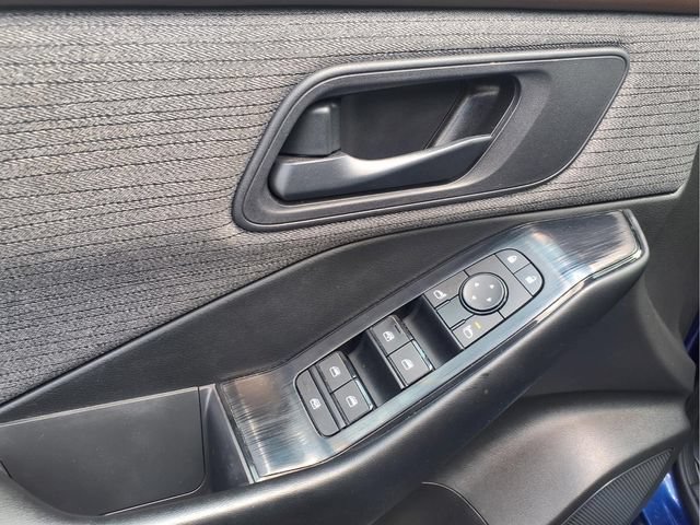 Used 2023 Nissan Rogue S AWD/4WD image 11