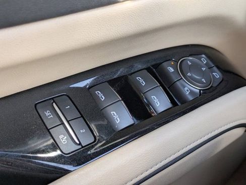 Used 2022 Cadillac Escalade Premium Luxury image 19