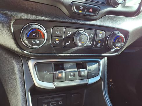 Used 2022 GMC Terrain SLT w/ Infotainment Package II image 7