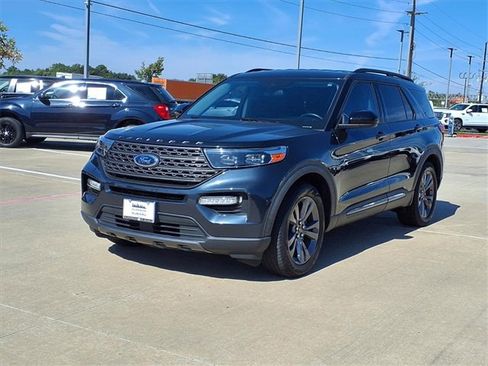 Used 2022 Ford Explorer XLT w/ Equipment Group 202A image 2