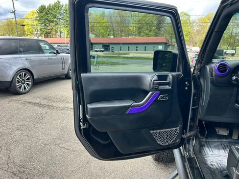 Used 2017 Jeep Wrangler Unlimited Sahara w/ Connectivity Group AWD/4WD image 17