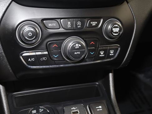 Used 2020 Jeep Cherokee Trailhawk w/ Cold Weather Group AWD/4WD image 28