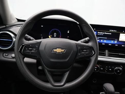 Used 2025 Chevrolet Trax LT FWD image 20